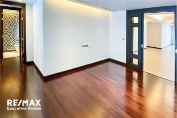 For rent: Pet-friendly apartment with 4+1 bedrooms located in Sukhumvit 31 near BTS Phrom Phong.