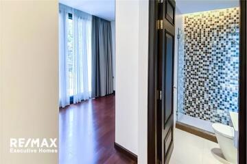 For rent: Pet-friendly apartment with 4+1 bedrooms located in Sukhumvit 31 near BTS Phrom Phong.