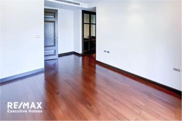 For rent: Pet-friendly apartment with 4+1 bedrooms located in Sukhumvit 31 near BTS Phrom Phong.