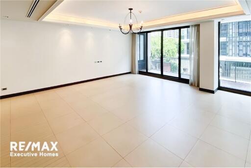 For rent: Pet-friendly apartment with 4+1 bedrooms located in Sukhumvit 31 near BTS Phrom Phong.