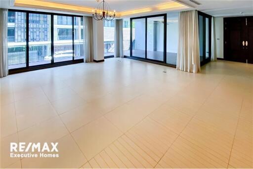 For rent: Pet-friendly apartment with 4+1 bedrooms located in Sukhumvit 31 near BTS Phrom Phong.