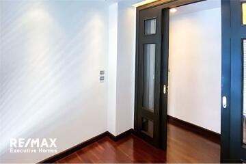 For rent: Pet-friendly apartment with 4+1 bedrooms located in Sukhumvit 31 near BTS Phrom Phong.