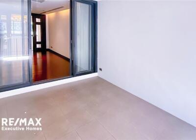 For rent: Pet-friendly apartment with 4+1 bedrooms located in Sukhumvit 31 near BTS Phrom Phong.