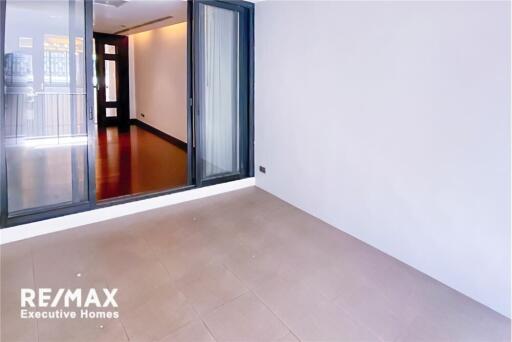 For rent: Pet-friendly apartment with 4+1 bedrooms located in Sukhumvit 31 near BTS Phrom Phong.