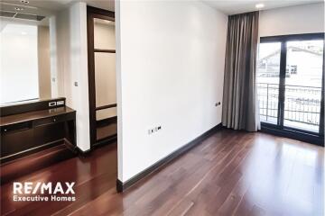 For rent: Pet-friendly apartment with 4+1 bedrooms located in Sukhumvit 31 near BTS Phrom Phong.