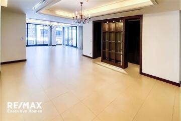 For rent: Pet-friendly apartment with 4+1 bedrooms located in Sukhumvit 31 near BTS Phrom Phong.