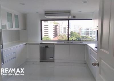 An exclusive & pet friendly 3+1 with spacious balcony on Sukhumvit 34