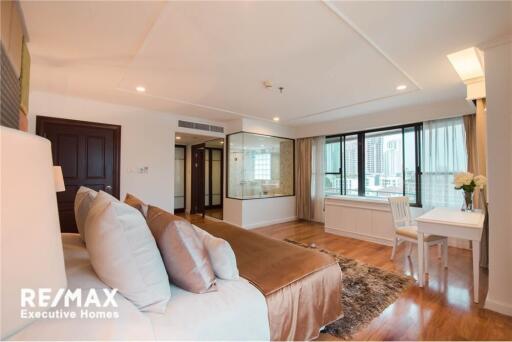 Newly Renovated! Modern 3+1Bed with unblocked view and balcony for rent in Asoke