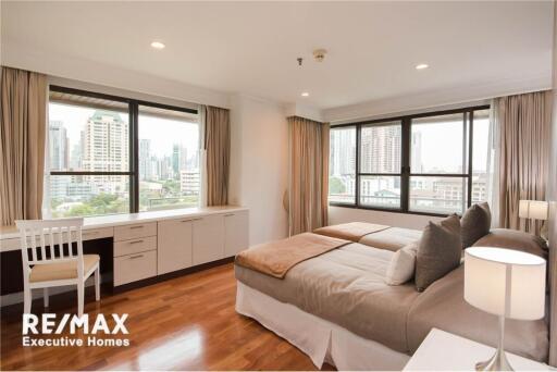 Newly Renovated! Modern 3+1Bed with unblocked view and balcony for rent in Asoke