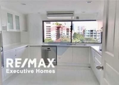 Newly renovated big balcony 3+1 bedroom Pet friendly Thonglor