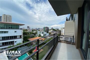 Luxurious 2-Bed Condo in Prime Sukhumvit Location