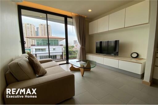 Luxurious 2-Bed Condo in Prime Sukhumvit Location