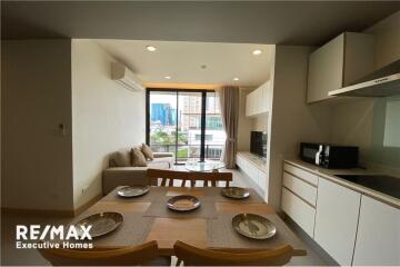 Luxurious 2-Bed Condo in Prime Sukhumvit Location