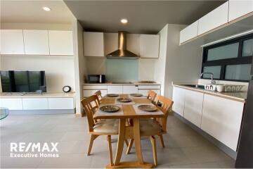 Luxurious 2-Bed Condo in Prime Sukhumvit Location