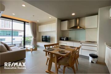 Luxurious 2-Bed Condo in Prime Sukhumvit Location