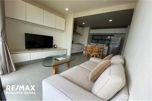 Luxurious 2-Bed Condo in Prime Sukhumvit Location