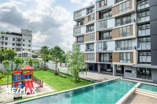 Luxurious 2-Bed Condo in Prime Sukhumvit Location