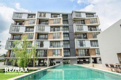 Luxurious 2-Bed Condo in Prime Sukhumvit Location