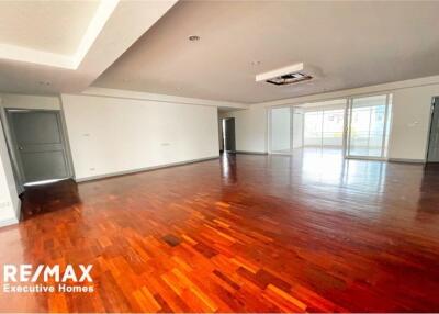 Penthouse 4 bedrooms + office in Heart of Thonglor