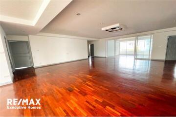 Penthouse 4 bedrooms + office in Heart of Thonglor