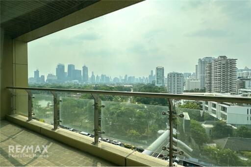 Newly Renovated 2BED Condo with BTS Asok 6 Mins Walk at the Lakes