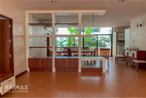 Pet-friendly 2 Bed Condo near BTS Phrompong - Ideal for City Living