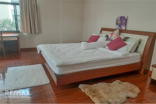 Pet-friendly 2 Bed Condo near BTS Phrompong - Ideal for City Living