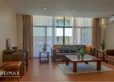 Pet-friendly 2 Bed Condo near BTS Phrompong - Ideal for City Living