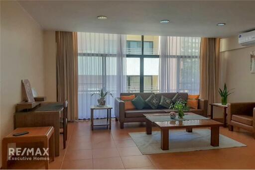 Pet-friendly 2 Bed Condo near BTS Phrompong - Ideal for City Living