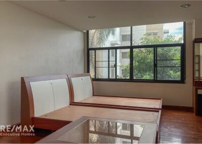 Pet-friendly 2 Bed Condo near BTS Phrompong - Ideal for City Living