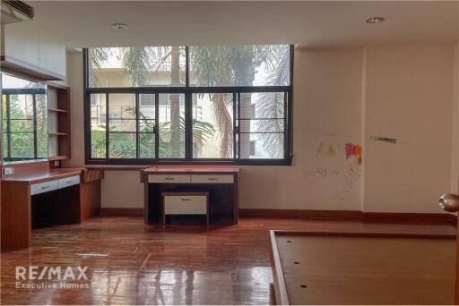 Pet-friendly 2 Bed Condo near BTS Phrompong - Ideal for City Living