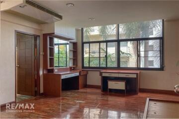 Pet-friendly 2 Bed Condo near BTS Phrompong - Ideal for City Living