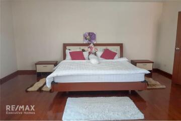 Pet-friendly 2 Bed Condo near BTS Phrompong - Ideal for City Living