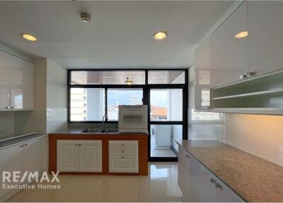 3 bed 3 baht 250 Sqm BTS Phrompng pet friendly