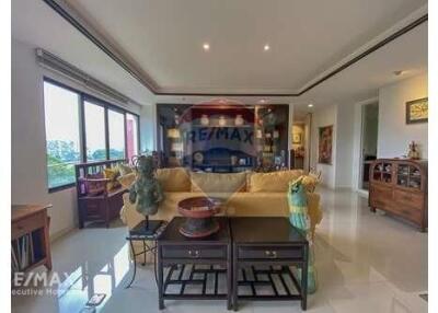 3 bed near Lumpini Park antique furniture