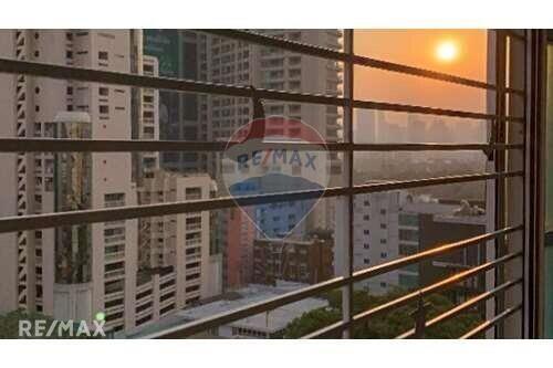 Modern 2 Bed Condo for Rent at Citismart Sukhumvit 18 with BTS Asoke 6 Mins Walk