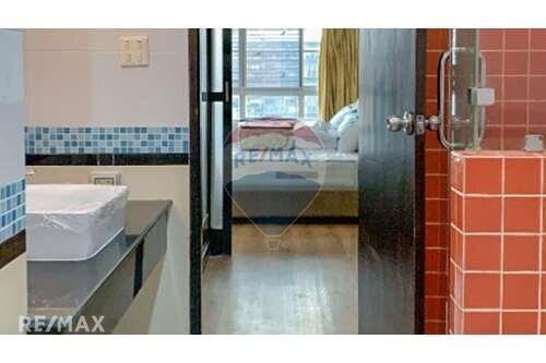Modern 2 Bed Condo for Rent at Citismart Sukhumvit 18 with BTS Asoke 6 Mins Walk