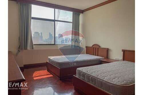 Modern 3 Bed Condo for Rent near BTS Asoke with Small Pet Allowance