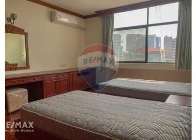 Modern 3 Bed Condo for Rent near BTS Asoke with Small Pet Allowance