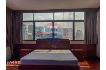 Modern 3 Bed Condo for Rent near BTS Asoke with Small Pet Allowance