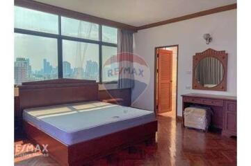 Modern 3 Bed Condo for Rent near BTS Asoke with Small Pet Allowance