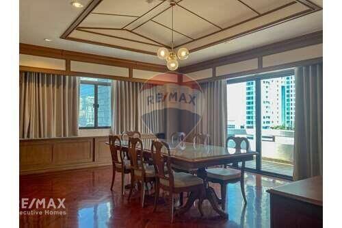 Modern 3 Bed Condo for Rent near BTS Asoke with Small Pet Allowance