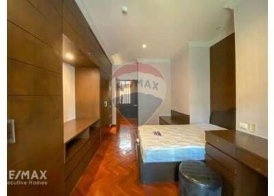 Modern 4 Bed Condo for Rent with Small Pet Allowed near BTS Asoke on Sukhumvit 21