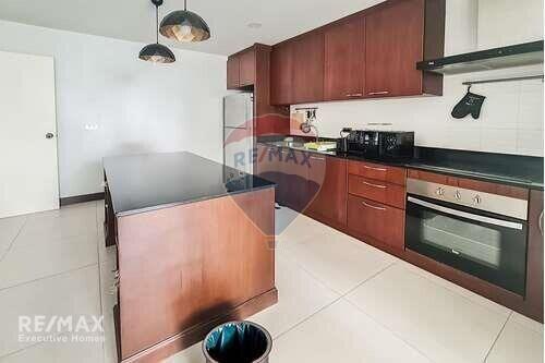 Experience Luxury Living in Prime Sukhumvit with a High Floor 2+1 Bedroom Condo