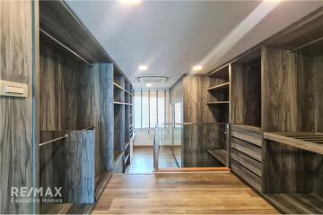 Stunningly Revamped 3-Bedroom Townhome with Maid