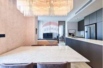 Luxury 2-bed condo with stunning city views.