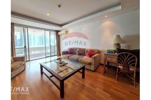 Spacious Condo with Large Balcony near BTS Nana (4 mins walk)