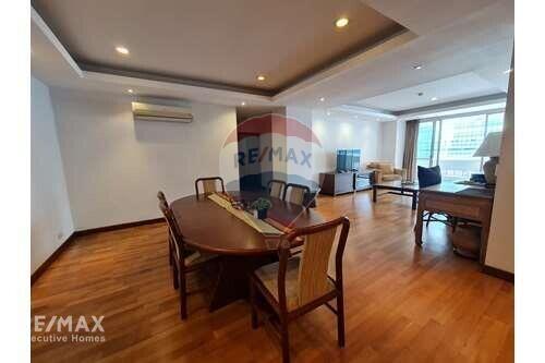 Spacious Condo with Large Balcony near BTS Nana (4 mins walk)