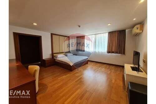 Spacious Condo with Large Balcony near BTS Nana (4 mins walk)