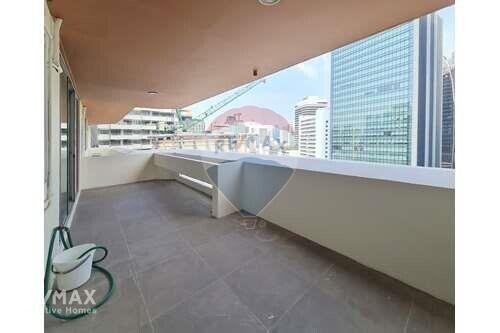 Spacious Condo with Large Balcony near BTS Nana (4 mins walk)